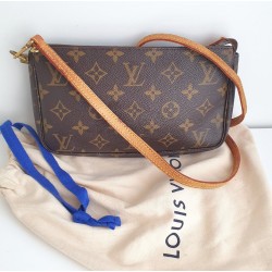 Louis Vuitton Pochette Accessoires Monogram Canvas mit langem Schulterriemen.