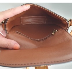 Louis Vuitton Chantilly PM Monogram Umhängetasche Leder Braun