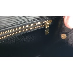 Louis Vuitton Epi Sellier Dragonne Clutch/Crossbody Epi Leder Schwarz M52618