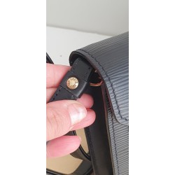 Louis Vuitton Epi Sellier Dragonne Clutch/Crossbody Epi Leder Schwarz M52618