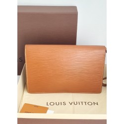 Louis Vuitton Epi Sellier Dragonne Clutch Epi Leder Kenian M52618