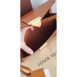 Louis Vuitton Epi Sellier Dragonne Clutch Epi Leder Kenian M52618