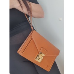 Louis Vuitton Epi Sellier Dragonne Clutch Epi Leder Kenian M52618