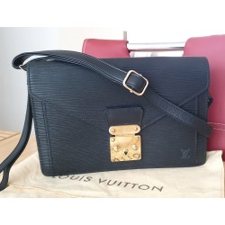 Louis Vuitton Epi Sellier Dragonne Clutch/Crossbody Epi Leder Schwarz M52618