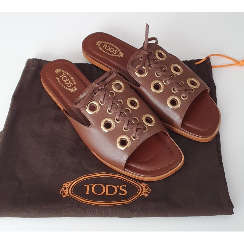TOD’S Leder-Sandalen in Braun mit Nieten und Schnürung