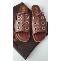 TOD’S Leder-Sandalen in Braun mit Nieten und Schnürung