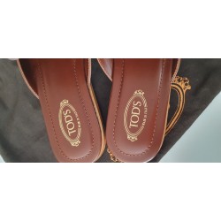 TOD’S Leder-Sandalen in Braun mit Nieten und Schnürung