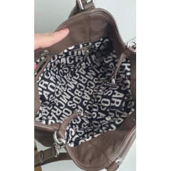 Marc Jacobs Schultertasche aus weichem Leder Graubraun/Mokkabraun mit silbernen Schnallen