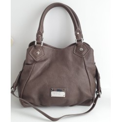 Marc Jacobs Schultertasche aus weichem Leder Graubraun/Mokkabraun mit silbernen Schnallen