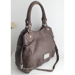 Marc Jacobs Schultertasche aus weichem Leder Graubraun/Mokkabraun mit silbernen Schnallen