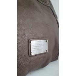 Marc Jacobs Schultertasche aus weichem Leder Graubraun/Mokkabraun mit silbernen Schnallen