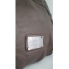 Marc Jacobs Schultertasche aus weichem Leder Graubraun/Mokkabraun mit silbernen Schnallen