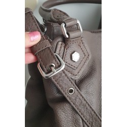 Marc Jacobs Schultertasche aus weichem Leder Graubraun/Mokkabraun mit silbernen Schnallen
