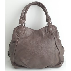 Marc Jacobs Schultertasche aus weichem Leder Graubraun/Mokkabraun mit silbernen Schnallen