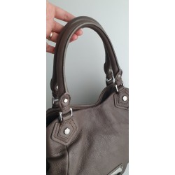 Marc Jacobs Schultertasche aus weichem Leder Graubraun/Mokkabraun mit silbernen Schnallen