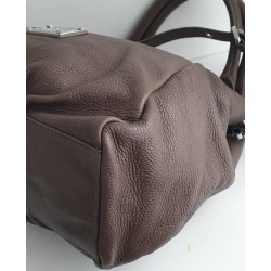 Marc Jacobs Schultertasche aus weichem Leder Graubraun/Mokkabraun mit silbernen Schnallen
