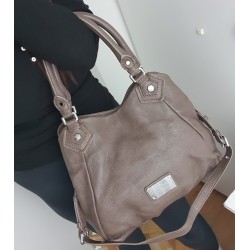 Marc Jacobs Schultertasche aus weichem Leder Graubraun/Mokkabraun mit silbernen Schnallen