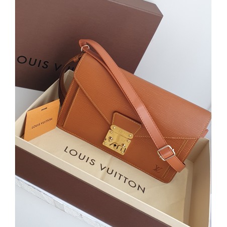 Louis Vuitton Epi Sellier Dragonne Clutch Epi Leder Kenian M52618