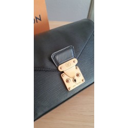 Louis Vuitton Epi Sellier Dragonne Clutch/Crossbody Epi Leder Schwarz M52618