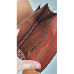 Louis Vuitton Epi Sellier Dragonne Clutch Epi Leder Cognac M52618