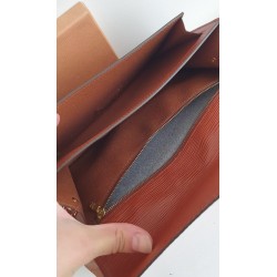 Louis Vuitton Epi Sellier Dragonne Clutch Epi Leder Cognac M52618