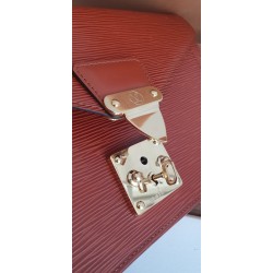Louis Vuitton Epi Sellier Dragonne Clutch Epi Leder Cognac M52618