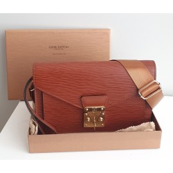 Louis Vuitton Epi Sellier Dragonne Clutch Epi Leder Cognac M52618