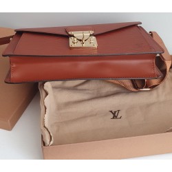 Louis Vuitton Epi Sellier Dragonne Clutch Epi Leder Cognac M52618