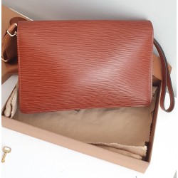 Louis Vuitton Epi Sellier Dragonne Clutch Epi Leder Cognac M52618