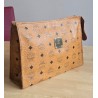 Mcm Nécessaire Poche Toilette Medium Heritage Cognac Canvas.