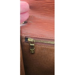 Louis Vuitton Epi Sellier Dragonne Clutch Epi Leder Cognac M52618
