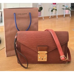 Louis Vuitton Epi Sellier Dragonne Clutch Epi Leder Cognac M52618