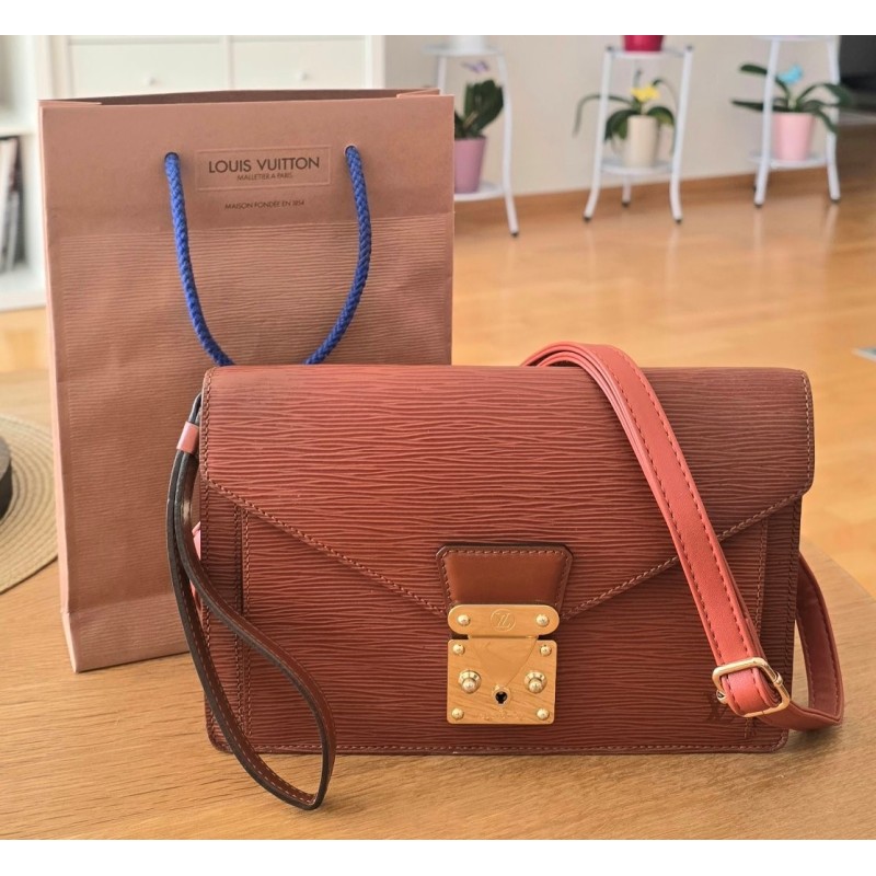 Louis Vuitton Epi Sellier Dragonne Clutch Epi Leder Cognac M52618