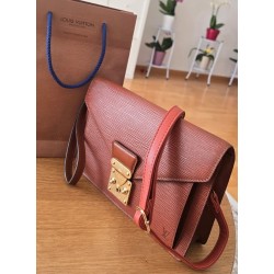 Louis Vuitton Epi Sellier Dragonne Clutch Epi Leder Cognac M52618