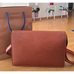 Louis Vuitton Epi Sellier Dragonne Clutch Epi Leder Cognac M52618