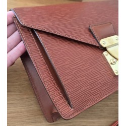 Louis Vuitton Epi Sellier Dragonne Clutch Epi Leder Cognac M52618