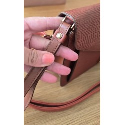 Louis Vuitton Epi Sellier Dragonne Clutch Epi Leder Cognac M52618