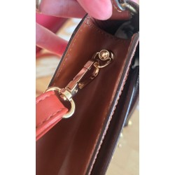Louis Vuitton Epi Sellier Dragonne Clutch Epi Leder Cognac M52618