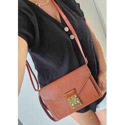 Louis Vuitton Epi Sellier Dragonne Clutch Epi Leder Cognac M52618