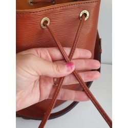 Louis Vuitton Petit Sac Noe Epi Leder Cognac mit D-Ring.